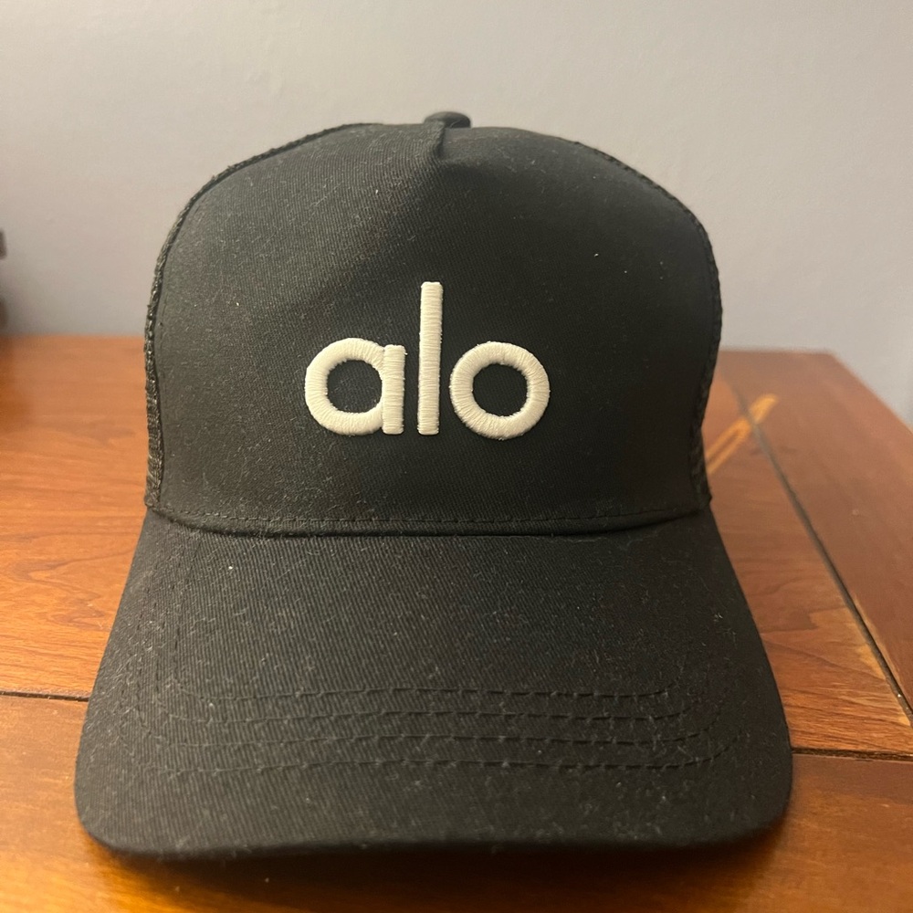 Alo yoga trucker hat